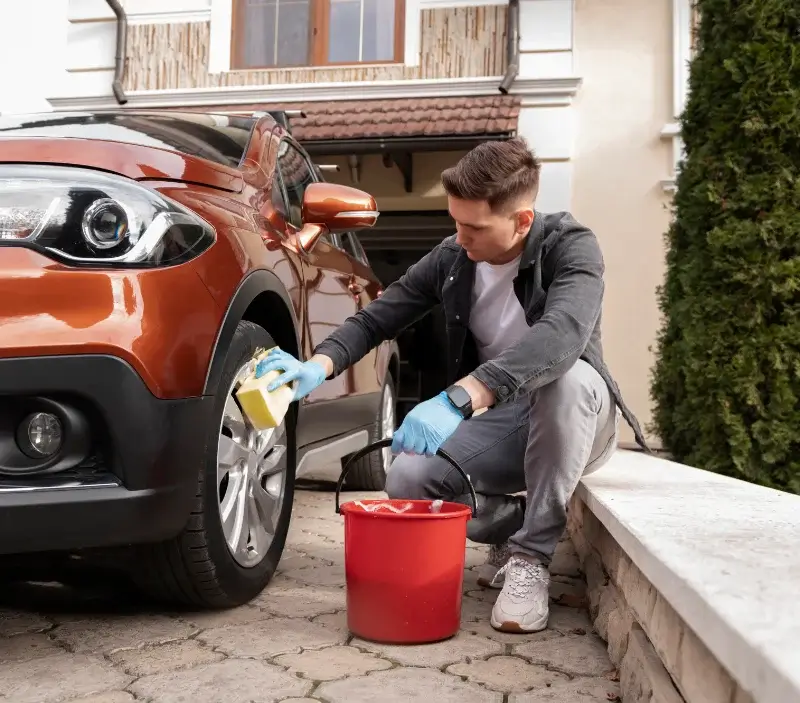 Lavage auto à domicile Sébazac-Concourès : professionnel intervenant sur un véhicule